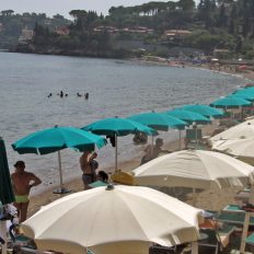 Spiaggia-Attrezzata-Ombrelloni